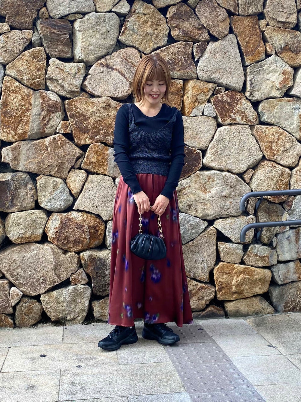 ブラック系のハンドバッグ、ブラック系のキャミソール、ブラック系のTシャツ/カットソーを着用したレディースの秋コーディネートの6枚目の写真