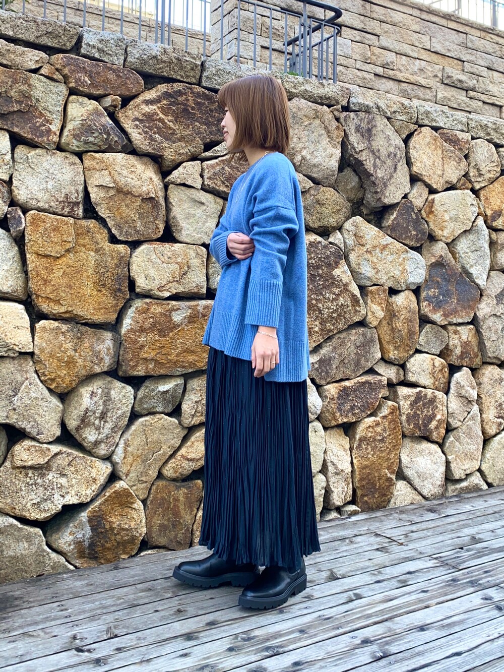 「URBAN RESEARCH、カラーニット、ショルダーバッグ、ニット、休日スタイル、ブルーコーデ」｜「URBAN RESEARCHのクルーネックチュニックニット（ニット/セーター、ブルー系）」を使った、wakaさん（レディース・158cm）の冬コーディネートの3枚目の写真