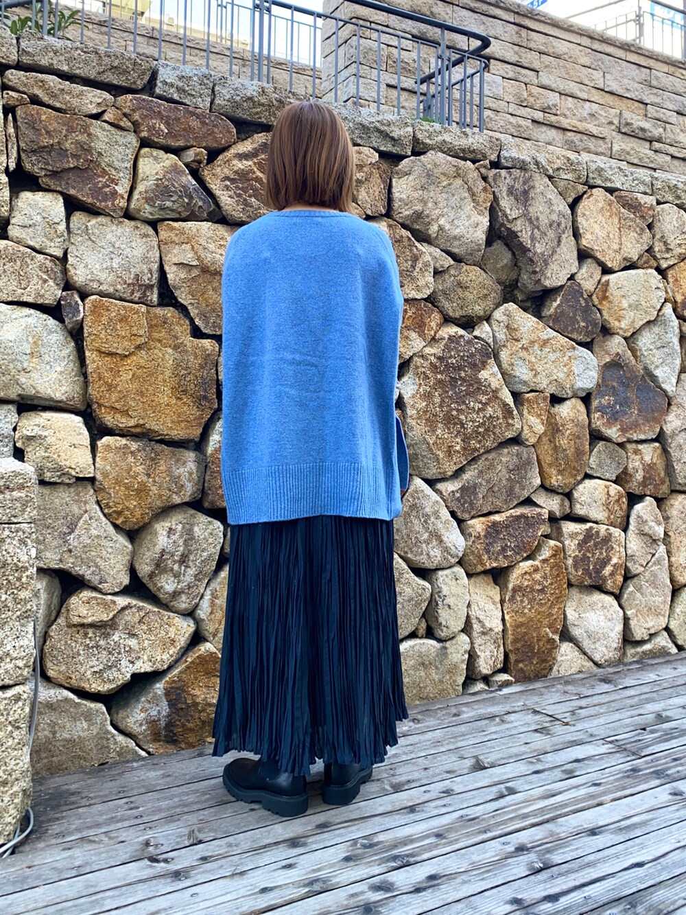 「URBAN RESEARCH、カラーニット、ショルダーバッグ、ニット、休日スタイル、ブルーコーデ」｜「URBAN RESEARCHのクルーネックチュニックニット（ニット/セーター、ブルー系）」を使った、wakaさん（レディース・158cm）の冬コーディネートの4枚目の写真