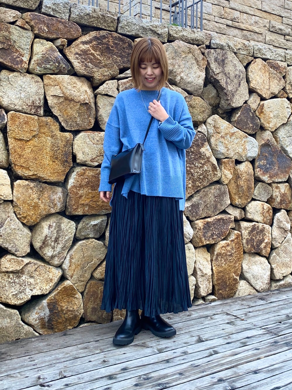 「URBAN RESEARCH、カラーニット、ショルダーバッグ、ニット、休日スタイル、ブルーコーデ」｜「URBAN RESEARCHのクルーネックチュニックニット（ニット/セーター、ブルー系）」を使った、wakaさん（レディース・158cm）の冬コーディネートの2枚目の写真