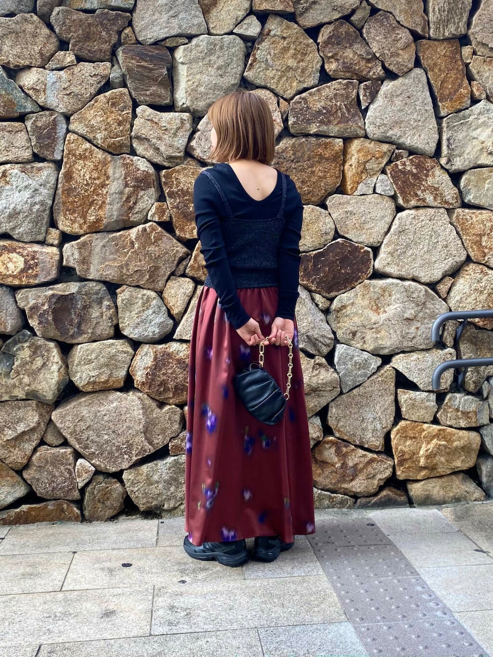 ブラック系のハンドバッグ、ブラック系のキャミソール、ブラック系のTシャツ/カットソーを着用したレディースの秋コーディネートの5枚目の写真