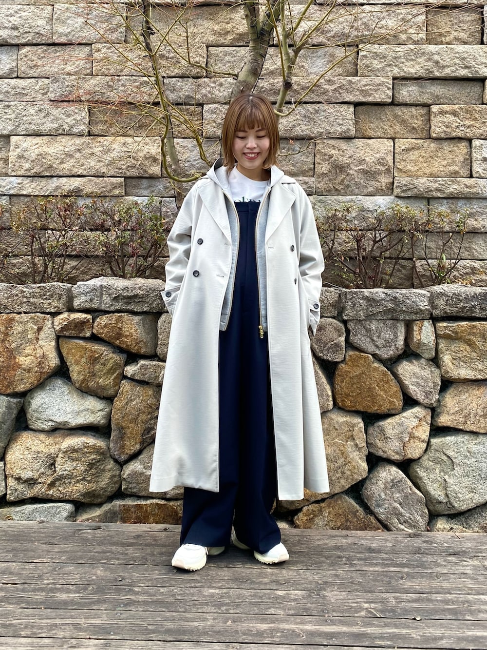 グレー系のブルゾン、ブルー系のサロペット/オーバーオール、ホワイト系のスニーカーを着用したレディースの冬コーディネートの7枚目の写真