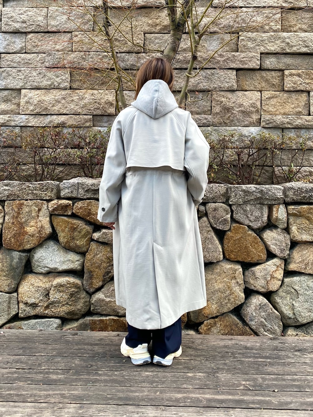 グレー系のブルゾン、ブルー系のサロペット/オーバーオール、ホワイト系のスニーカーを着用したレディースの冬コーディネートの6枚目の写真