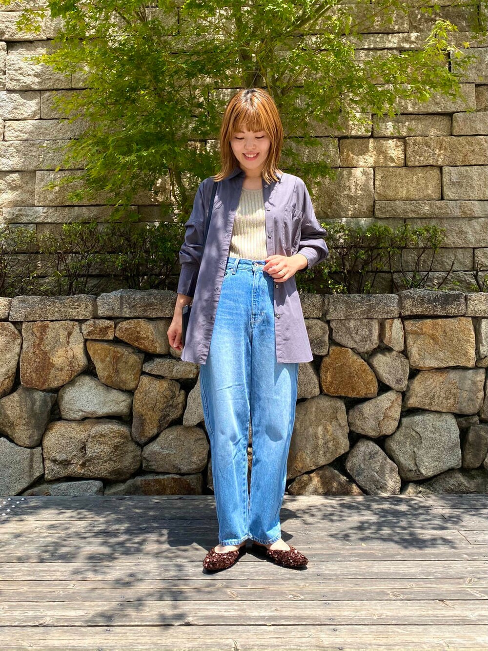 ブラック系のショルダーバッグ、ブルー系のデニムパンツ、ブラウン系のその他シューズを着用したレディースの夏コーディネートの6枚目の写真