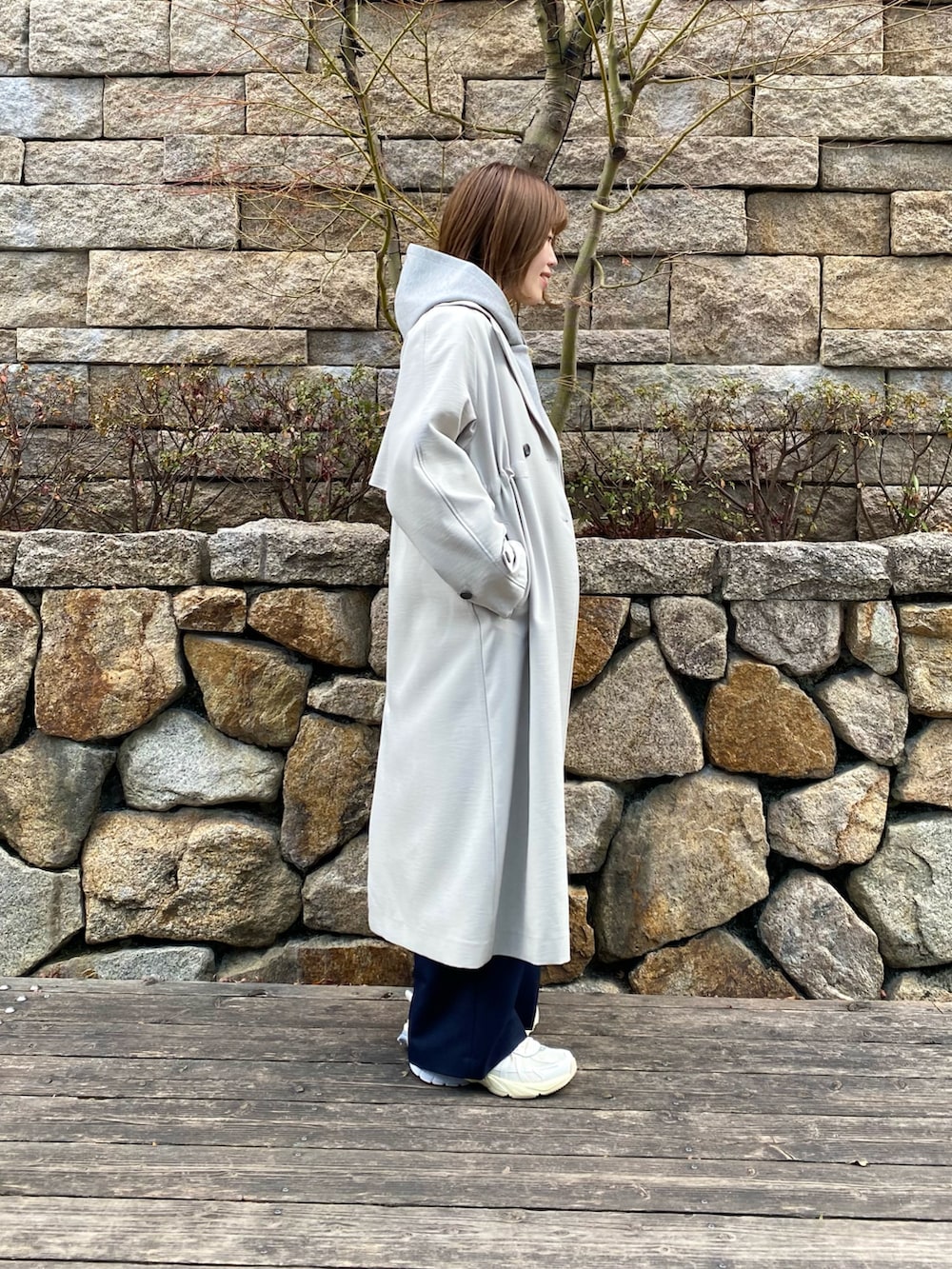 グレー系のブルゾン、ブルー系のサロペット/オーバーオール、ホワイト系のスニーカーを着用したレディースの冬コーディネートの5枚目の写真