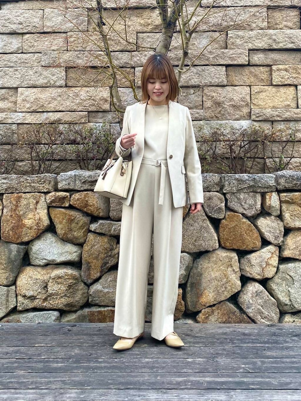 ホワイト系のトートバッグ、ベージュ系のサロペット/オーバーオール、ベージュ系のノーカラージャケットを着用したレディースの春コーディネートの3枚目の写真