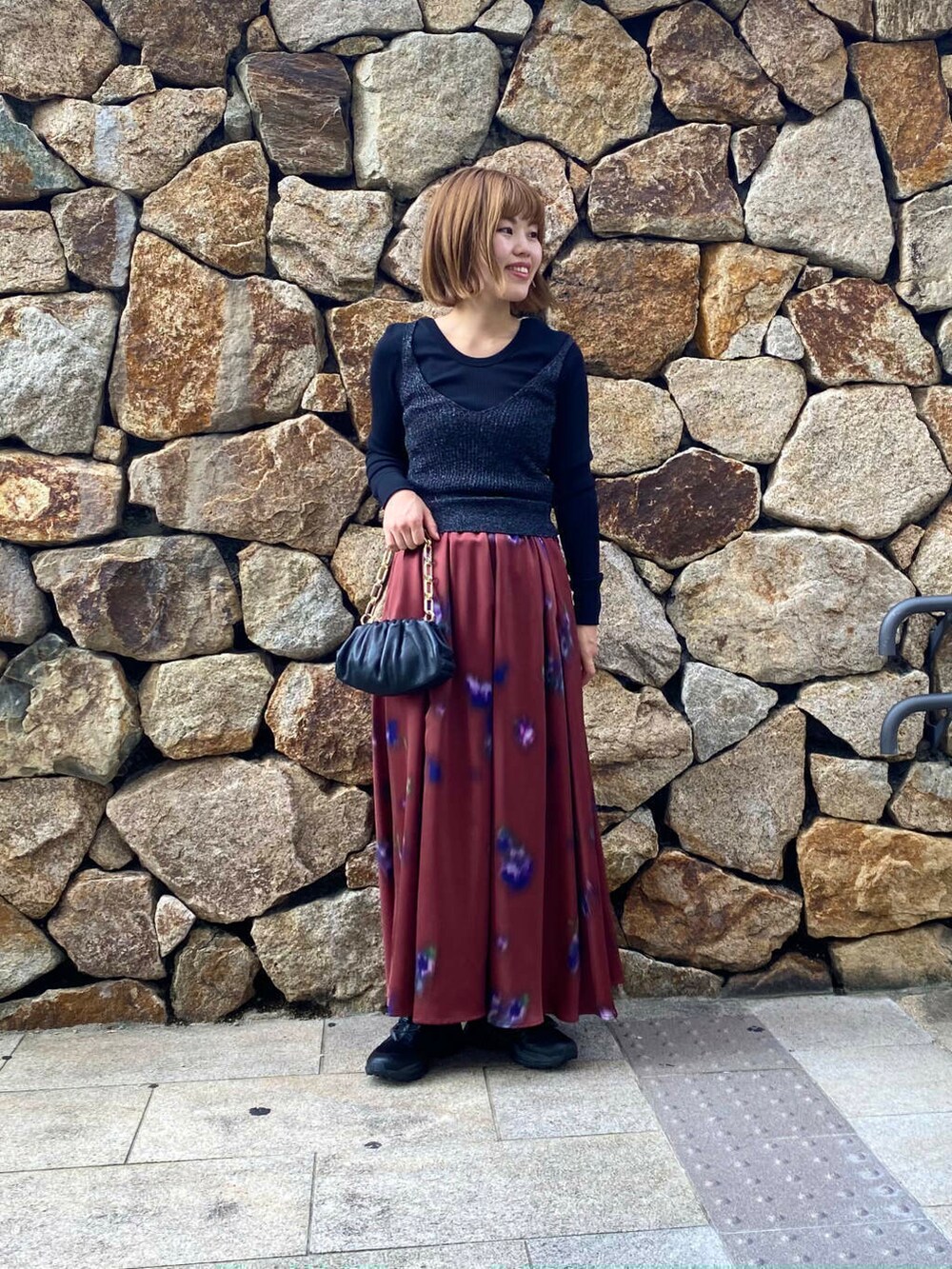 ブラック系のハンドバッグ、ブラック系のキャミソール、ブラック系のTシャツ/カットソーを着用したレディースの秋コーディネートの3枚目の写真