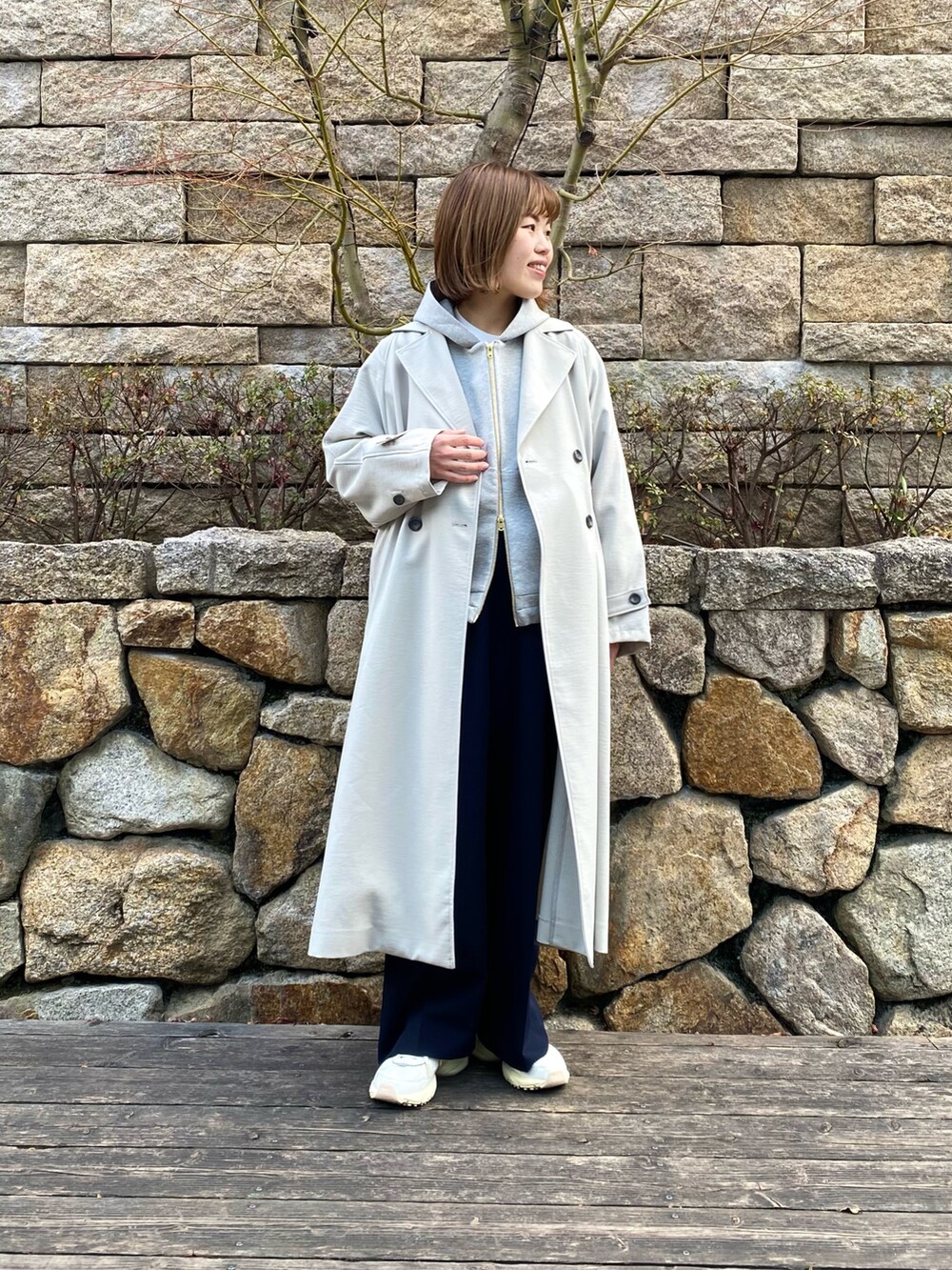 グレー系のブルゾン、ブルー系のサロペット/オーバーオール、ホワイト系のスニーカーを着用したレディースの冬コーディネートの4枚目の写真