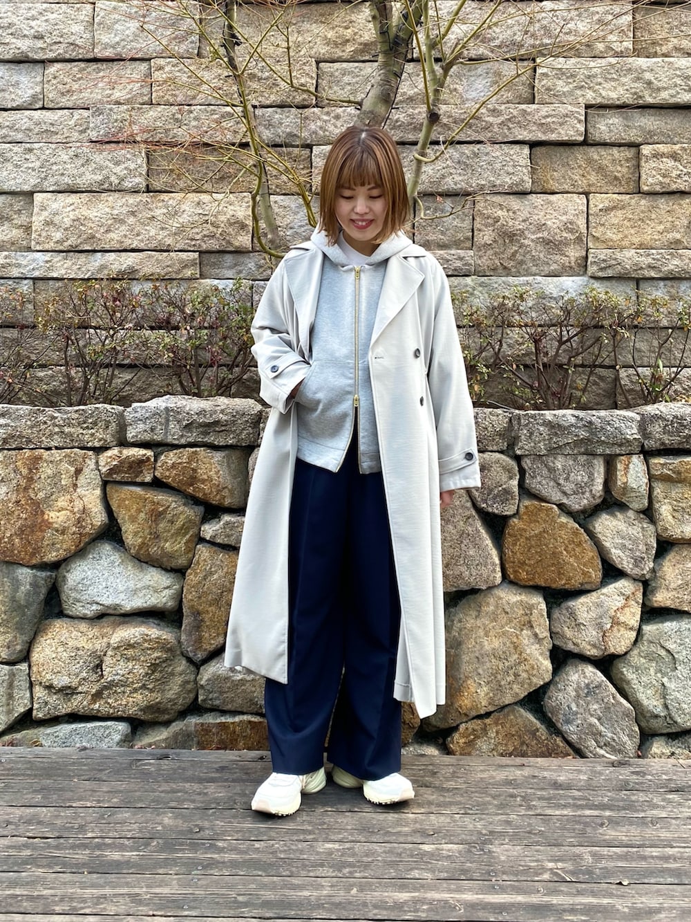 グレー系のブルゾン、ブルー系のサロペット/オーバーオール、ホワイト系のスニーカーを着用したレディースの冬コーディネートの3枚目の写真