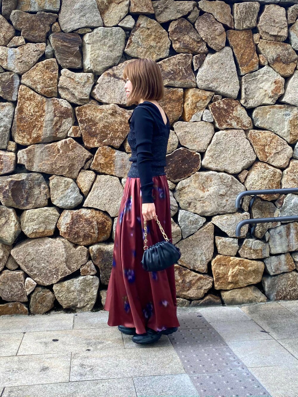 ブラック系のハンドバッグ、ブラック系のキャミソール、ブラック系のTシャツ/カットソーを着用したレディースの秋コーディネートの4枚目の写真