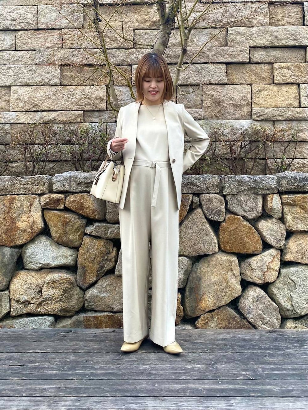 ホワイト系のトートバッグ、ベージュ系のサロペット/オーバーオール、ベージュ系のノーカラージャケットを着用したレディースの春コーディネートの2枚目の写真