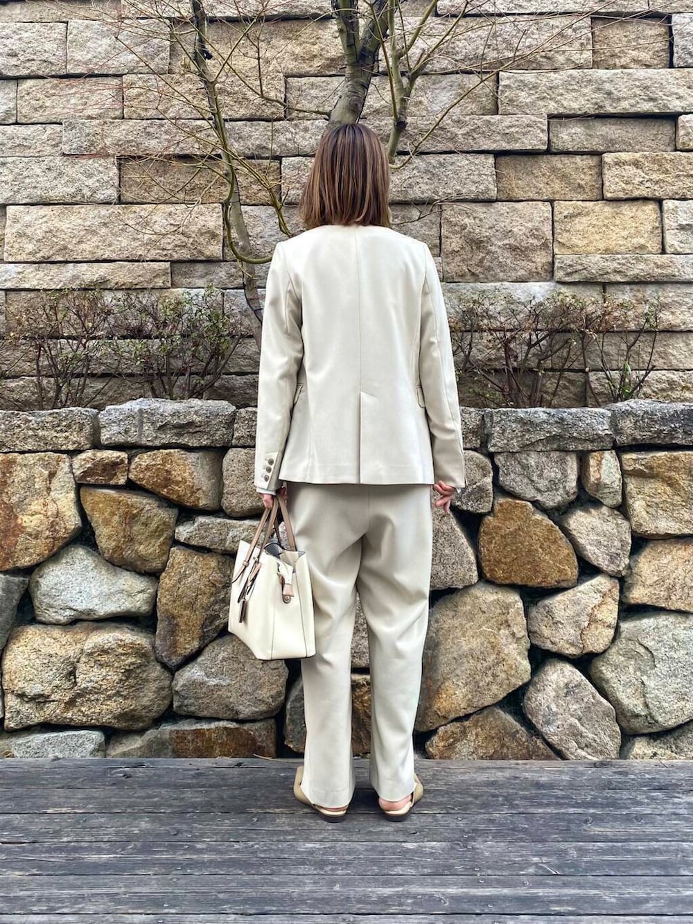 ホワイト系のトートバッグ、ベージュ系のサロペット/オーバーオール、ベージュ系のノーカラージャケットを着用したレディースの春コーディネートの6枚目の写真