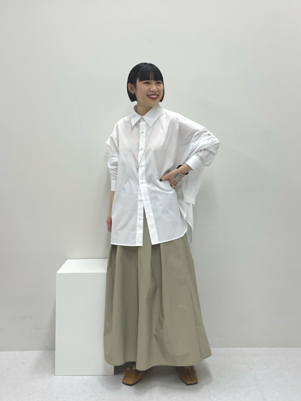 「私の推しブランド、KBF、ワントーンコーデ、シャツスタイル、シンプルスタイル、骨格ストレート、ビッグシルエット、春カラー、淡色コーデ、春夏コーデ、きれいめカジュアル、淡色、春コーデ」｜「KBFのBACKレイヤードシャツ（シャツ/ブラウス、ホワイト系）」を使った、まこぴさん（レディース・161cm）の冬コーディネートの3枚目の写真
