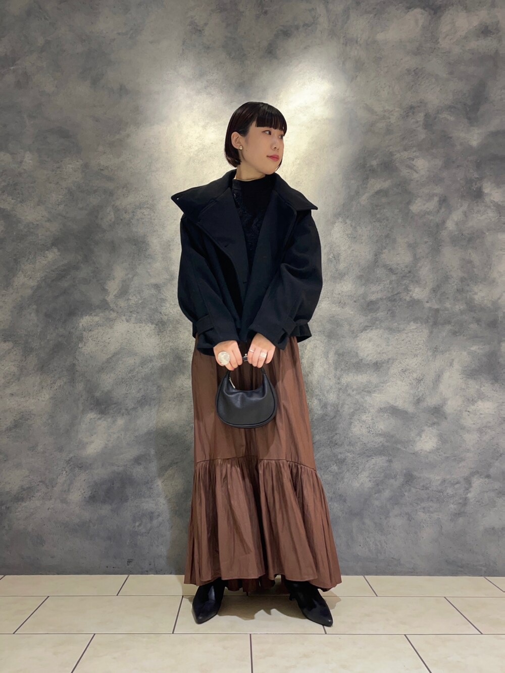 「秋コーデ、冬コーデ、シンプル、おしゃれさんと繋がりたい、きれいめカジュアル、オトナ女子、大人かわいい、ショート丈トップス、ショートブーツ、アウター、モノトーン」｜「KBFのBACKベルトスタンドカラーコート（その他アウター、ブラック系）」を使った、まこぴさん（レディース・161cm）の秋コーディネートの2枚目の写真