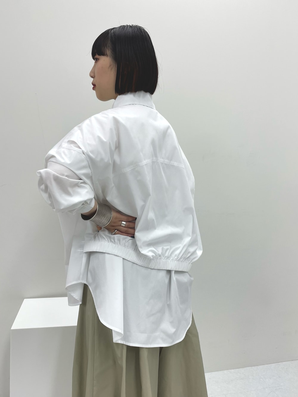 「私の推しブランド、KBF、ワントーンコーデ、シャツスタイル、シンプルスタイル、骨格ストレート、ビッグシルエット、春カラー、淡色コーデ、春夏コーデ、きれいめカジュアル、淡色、春コーデ」｜「KBFのBACKレイヤードシャツ（シャツ/ブラウス、ホワイト系）」を使った、まこぴさん（レディース・161cm）の冬コーディネートの5枚目の写真