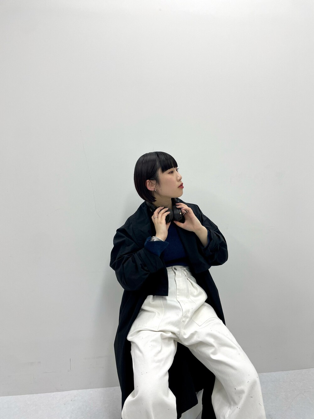 「ほめられ本命コーデ、大人カジュアル、きれいめカジュアル、春カラー、パンツスタイル、デニム、デニムパンツ、オトナ女子、カジュアルコーデ、カジュアル、ネイビー、春アウター、ロングコート、KBF、ストリート」｜「KBFのBIGカラーライトコート（その他アウター、ブラック系）」を使った、まこぴさん（レディース・161cm）の冬コーディネートの3枚目の写真