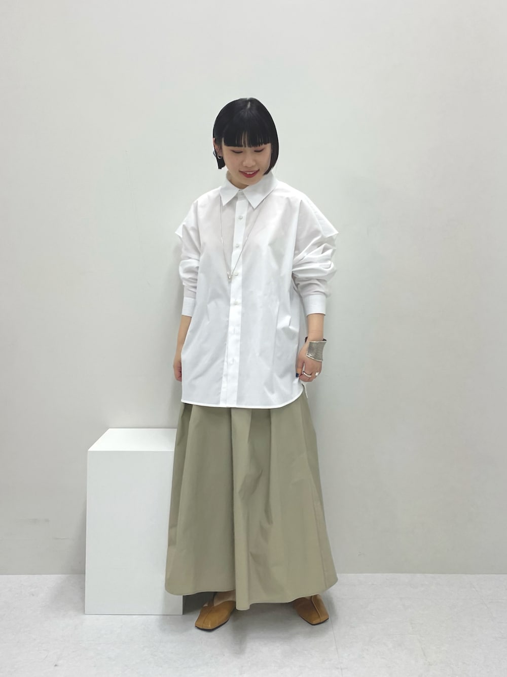 「私の推しブランド、KBF、ワントーンコーデ、シャツスタイル、シンプルスタイル、骨格ストレート、ビッグシルエット、春カラー、淡色コーデ、春夏コーデ、きれいめカジュアル、淡色、春コーデ」｜「KBFのBACKレイヤードシャツ（シャツ/ブラウス、ホワイト系）」を使った、まこぴさん（レディース・161cm）の冬コーディネートの2枚目の写真
