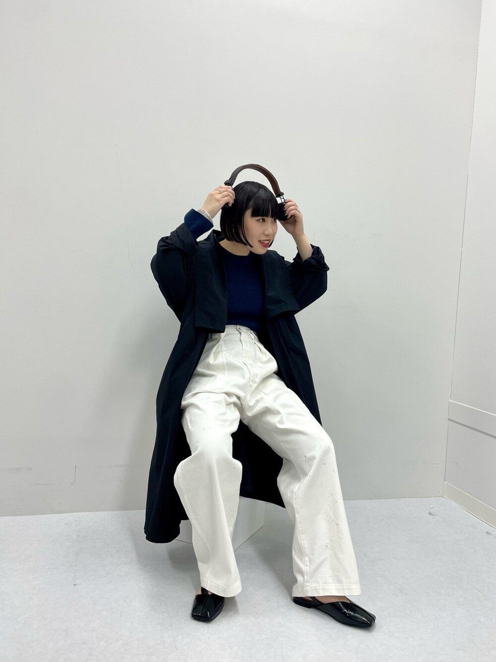 「ほめられ本命コーデ、大人カジュアル、きれいめカジュアル、春カラー、パンツスタイル、デニム、デニムパンツ、オトナ女子、カジュアルコーデ、カジュアル、ネイビー、春アウター、ロングコート、KBF、ストリート」｜「KBFのBIGカラーライトコート（その他アウター、ブラック系）」を使った、まこぴさん（レディース・161cm）の冬コーディネートの2枚目の写真