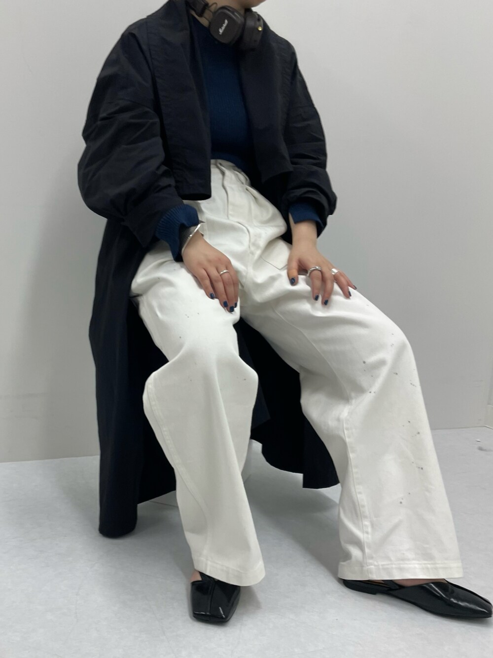 「ほめられ本命コーデ、大人カジュアル、きれいめカジュアル、春カラー、パンツスタイル、デニム、デニムパンツ、オトナ女子、カジュアルコーデ、カジュアル、ネイビー、春アウター、ロングコート、KBF、ストリート」｜「KBFのBIGカラーライトコート（その他アウター、ブラック系）」を使った、まこぴさん（レディース・161cm）の冬コーディネートの4枚目の写真