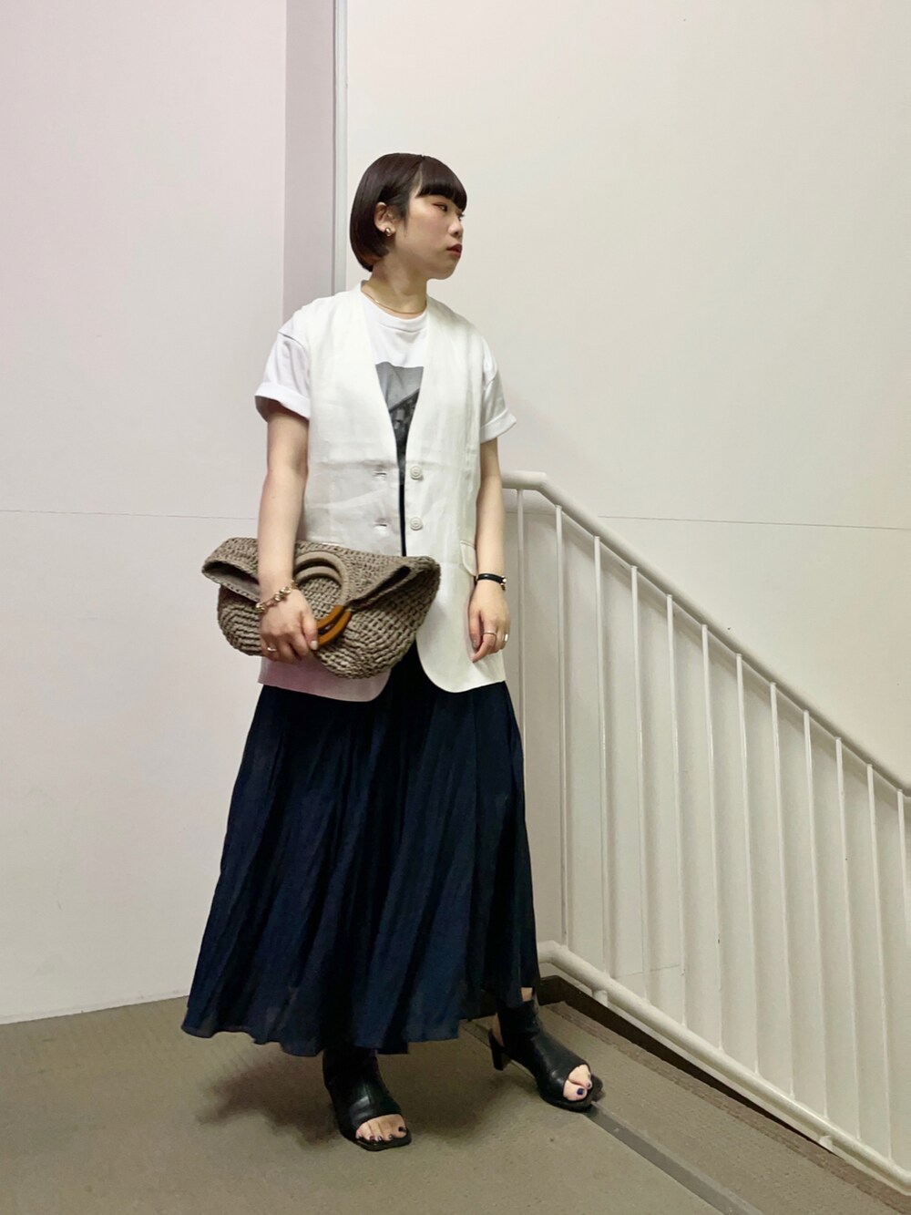 「ワントーンコーデ、モノトーン、ベスト、ナチュラル、春夏コーデ、休日スタイル、カジュアルコーデ、オトナ女子、大人カジュアル、スカート、サンダル、ごきげんウィーク」｜「KBFのシアーボリュームフレアスカート（スカート、ブルー系）」を使った、まこぴさん（レディース・162cm）の春コーディネートの2枚目の写真