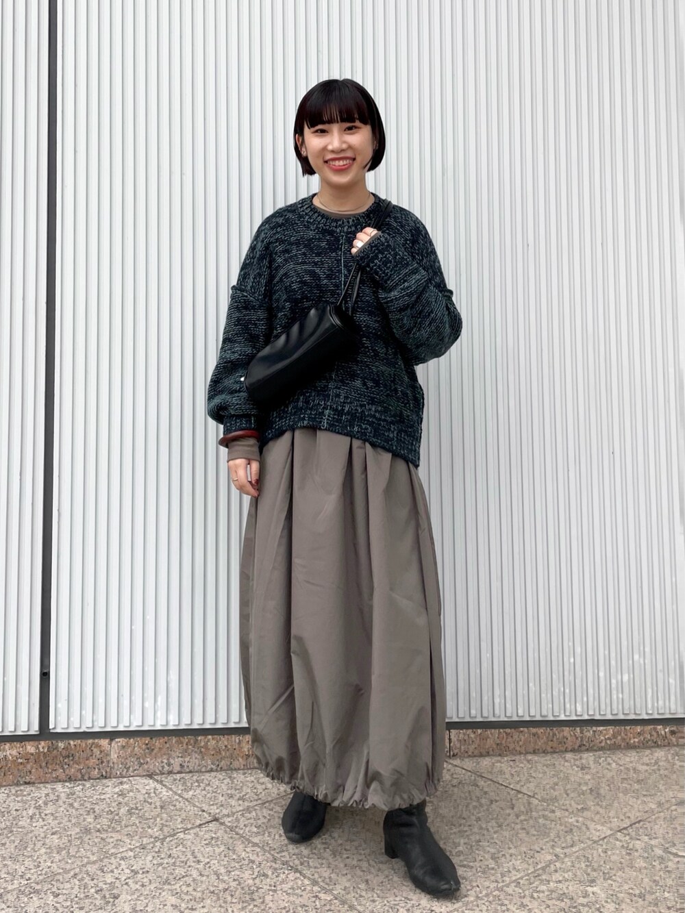 「ワントーンコーデ、ワンピース、ニット、カーキ、ショルダーバッグ、スカート、秋ルック紹介するよ、秋服、カジュアルコーデ、オトナ女子、今日のコーデ、お出かけコーデ、着回しコーデ、休日スタイル」｜「KBFのカラーアウトリンキングMIXニット（ニット/セーター、ブラック系）」を使った、まこぴさん（レディース・161cm）の秋コーディネートの2枚目の写真