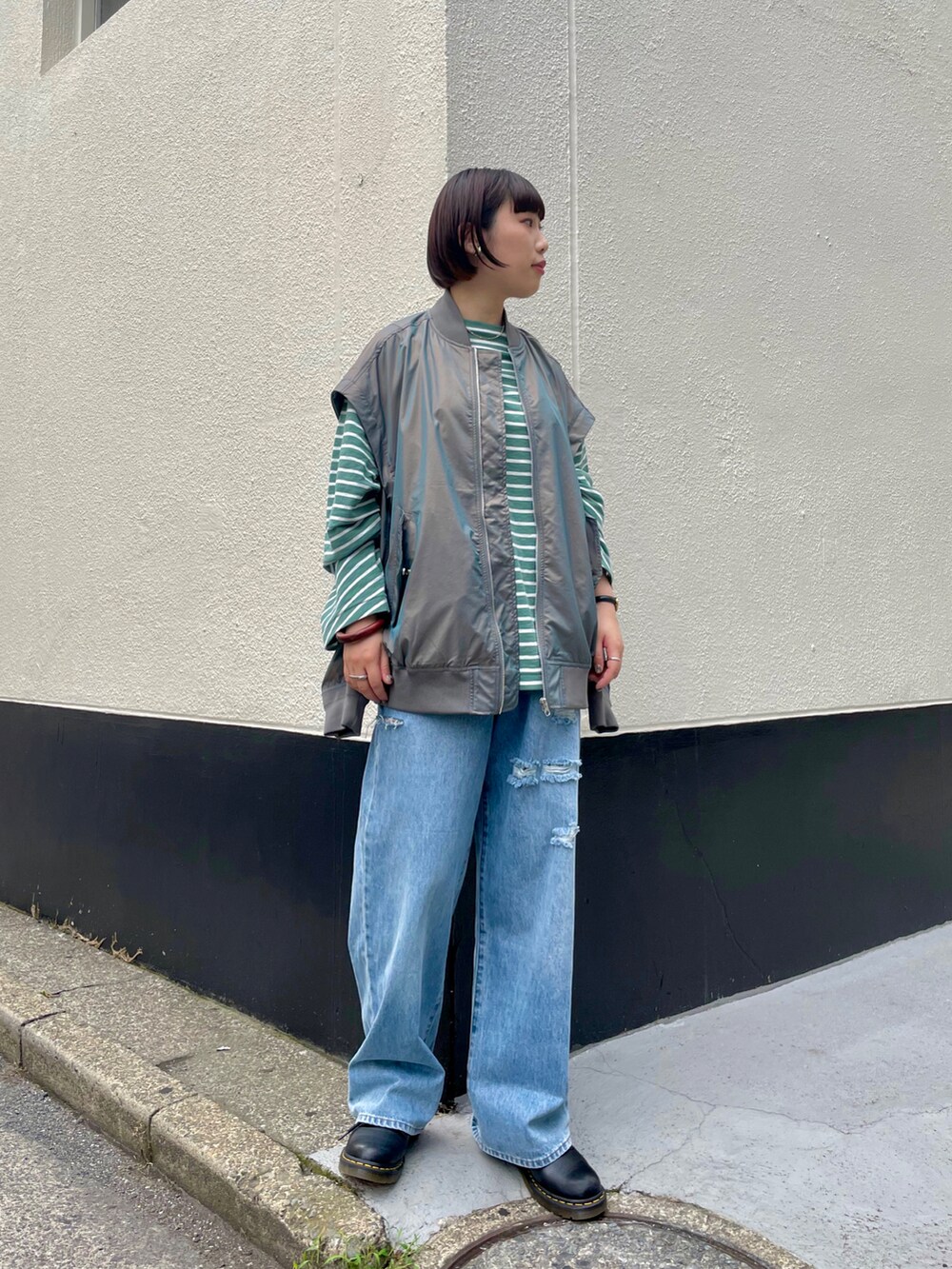 「MA-1、ボーダー、レイヤードスタイル、アウター、デニム、ボーイッシュ、ワントーンコーデ、Dr.Martens、グリーン、パンツスタイル、秋服、秋冬コーデ、メンズライク、ストリート」｜「KBFのボーダーBIGカットソー（Tシャツ/カットソー、グリーン系）」を使った、まこぴさん（レディース・161cm）の夏コーディネートの2枚目の写真
