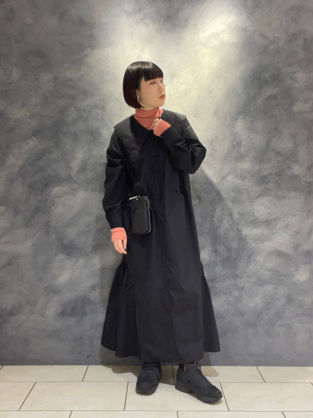 「ほめられ本命コーデ、休日コーデ、大人女子、きれいめカジュアル、ワンピース、ワントーンコーデ、フリル、レイヤードスタイル、スニーカー、リラックススタイル、ワンピーススタイル、ガーリーコーデ、カラーニット、モノトーンコーデ、KBF」｜「KBFのウェーブカラーワンピース（ワンピース、ブラック系）」を使った、まこぴさん（レディース・161cm）の冬コーディネートの3枚目の写真