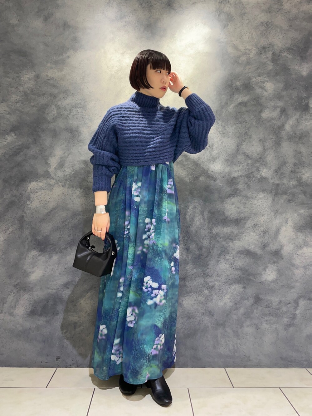 「秋のコーデ、ニット、ワントーンコーデ、花柄、ワンピース、キャミワンピ、レイヤードスタイル、ハイネック、ブーツ、ブルー、オトナカワイイ、お出かけコーデ、大人ガーリー、ショートブーツ、KBF」｜「KBFの『一部WEB限定カラー』ハイネックショートニット（ニット/セーター、ブルー系）」を使った、まこぴさん（レディース・161cm）の秋コーディネートの3枚目の写真