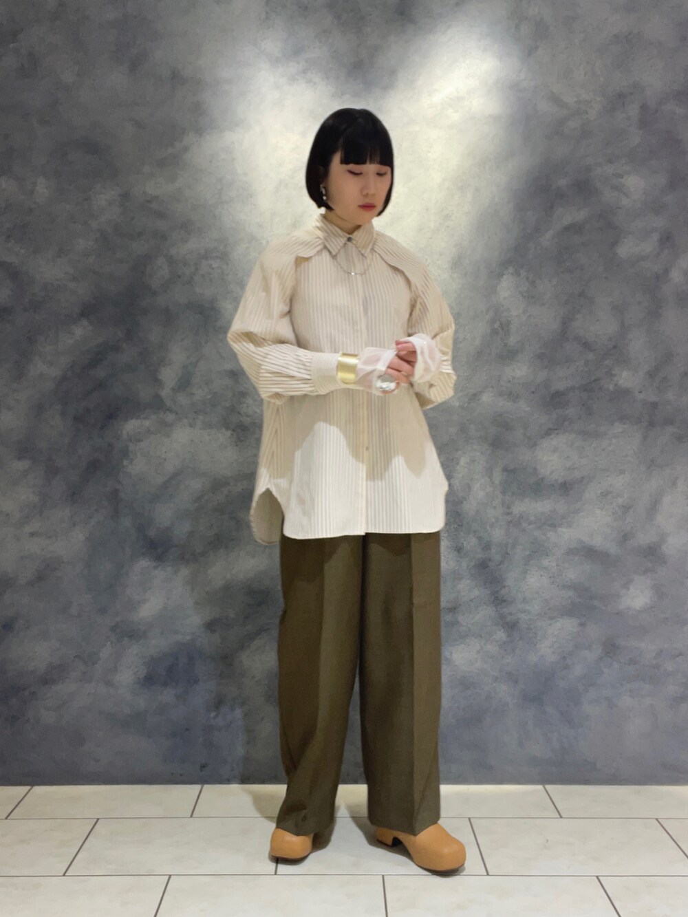 「ほめられ本命コーデ、オトナカジュアル、カジュアルコーデ、春服、私の推しブランド、KBF、ワントーンコーデ、ベージュ、ワイドパンツ、サボ、ストライプ、ストライプシャツ、シャツスタイル、レイヤードスタイル、シアートップス」｜「KBFの2WAYストライプシャツ（シャツ/ブラウス、ブラック系）」を使った、まこぴさん（レディース・161cm）の冬コーディネートの3枚目の写真