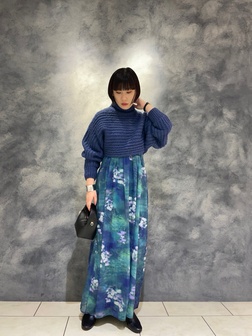 「秋のコーデ、ニット、ワントーンコーデ、花柄、ワンピース、キャミワンピ、レイヤードスタイル、ハイネック、ブーツ、ブルー、オトナカワイイ、お出かけコーデ、大人ガーリー、ショートブーツ、KBF」｜「KBFの『一部WEB限定カラー』ハイネックショートニット（ニット/セーター、ブルー系）」を使った、まこぴさん（レディース・161cm）の秋コーディネートの4枚目の写真