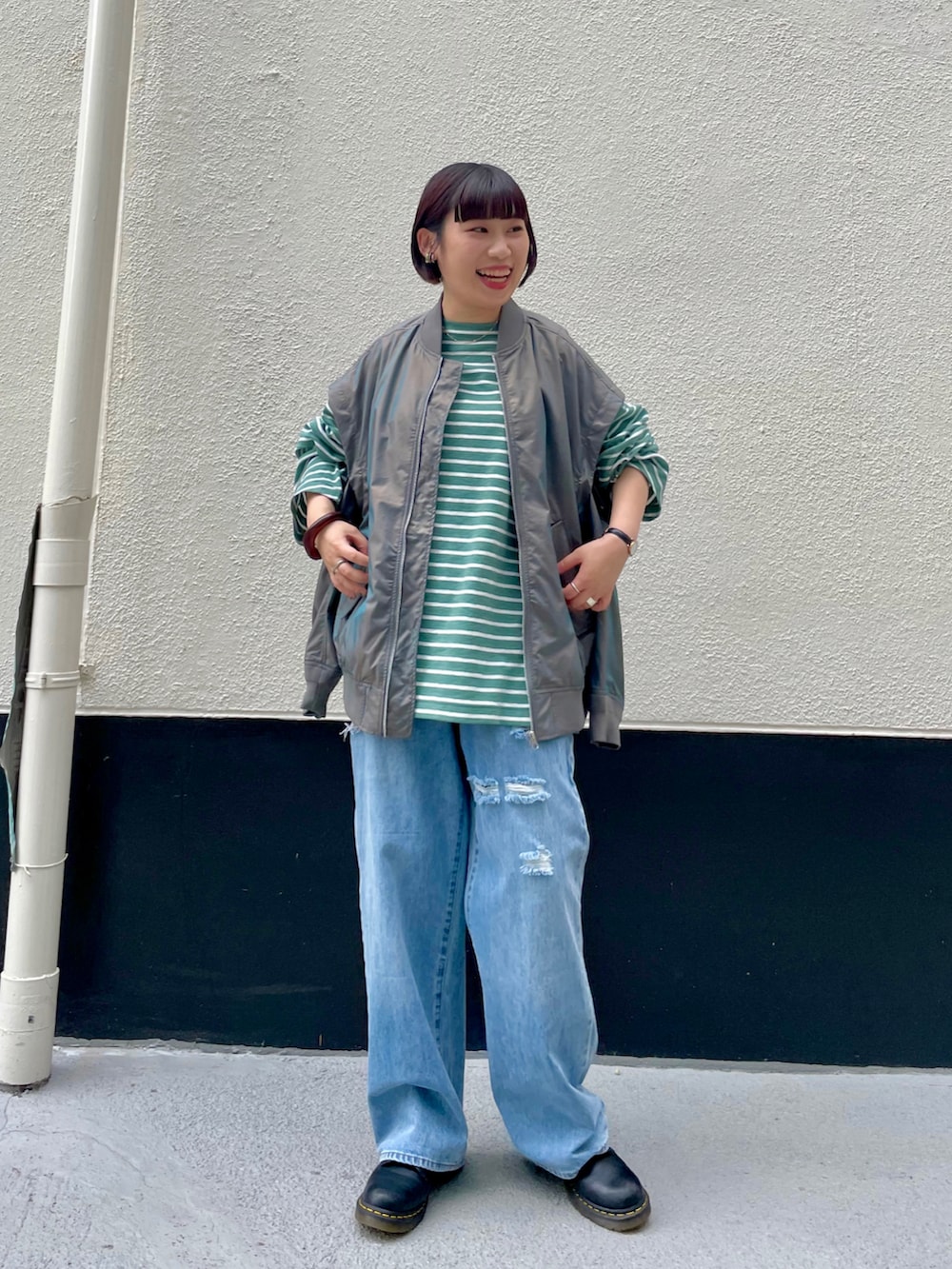 「MA-1、ボーダー、レイヤードスタイル、アウター、デニム、ボーイッシュ、ワントーンコーデ、Dr.Martens、グリーン、パンツスタイル、秋服、秋冬コーデ、メンズライク、ストリート」｜「KBFのボーダーBIGカットソー（Tシャツ/カットソー、グリーン系）」を使った、まこぴさん（レディース・161cm）の夏コーディネートの3枚目の写真