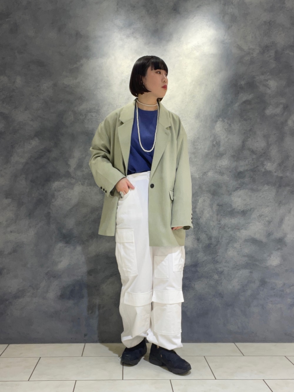 「ほめられ本命コーデ、大人カジュアル、シンプルスタイル、大人かわいい、きれいめカジュアル、ジャケット、春アウター、春カラー、Tシャツ、カーゴパンツ、ミリタリー、スニーカー、ワントーンコーデ、ワイドパンツ、KBF」｜「KBFのテーラードBIGジャケット（テーラードジャケット、グリーン系）」を使った、まこぴさん（レディース・161cm）の冬コーディネートの2枚目の写真