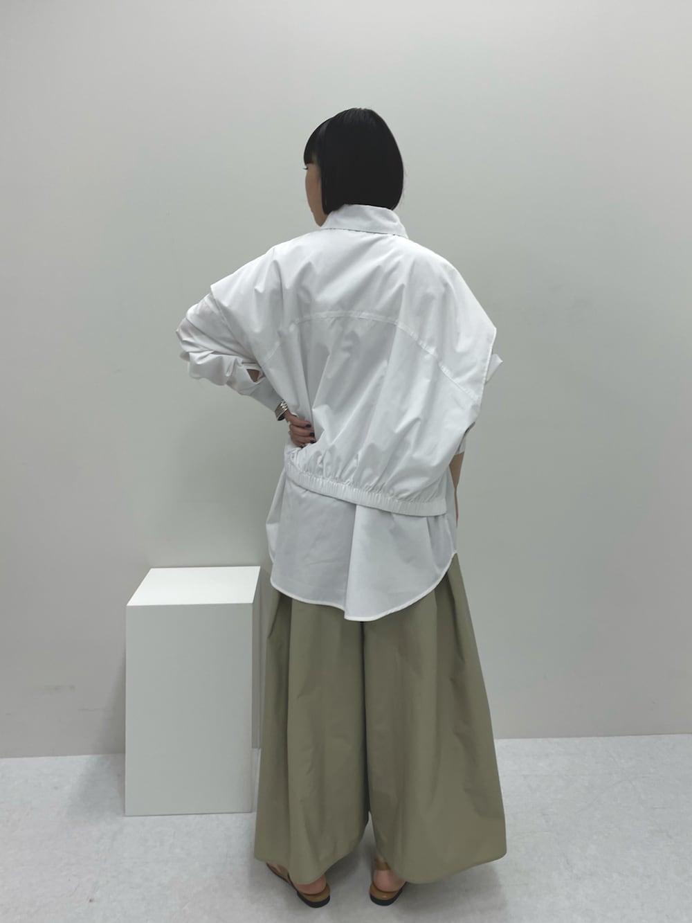 「私の推しブランド、KBF、ワントーンコーデ、シャツスタイル、シンプルスタイル、骨格ストレート、ビッグシルエット、春カラー、淡色コーデ、春夏コーデ、きれいめカジュアル、淡色、春コーデ」｜「KBFのBACKレイヤードシャツ（シャツ/ブラウス、ホワイト系）」を使った、まこぴさん（レディース・161cm）の冬コーディネートの4枚目の写真