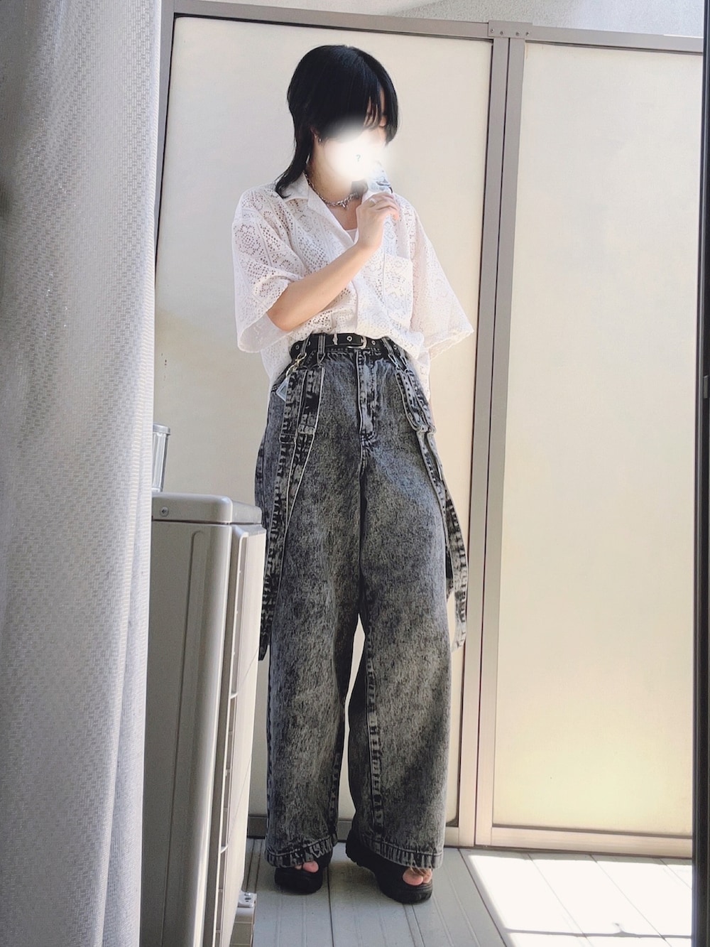 ホワイト系のシャツ/ブラウス、ブラック系のデニムパンツ、ブラック系のサンダルを着用したレディースの夏コーディネートの2枚目の写真