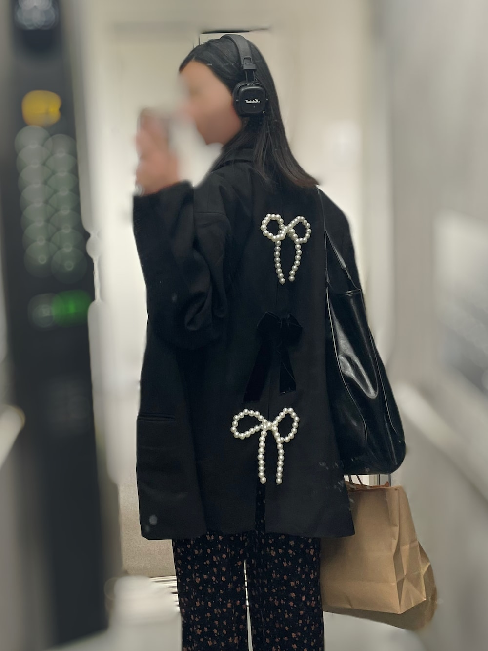 ブラウン系のスニーカー、ブラック系のその他パンツ、ブラック系のシャツ/ブラウスを着用したレディースの春コーディネートの2枚目の写真