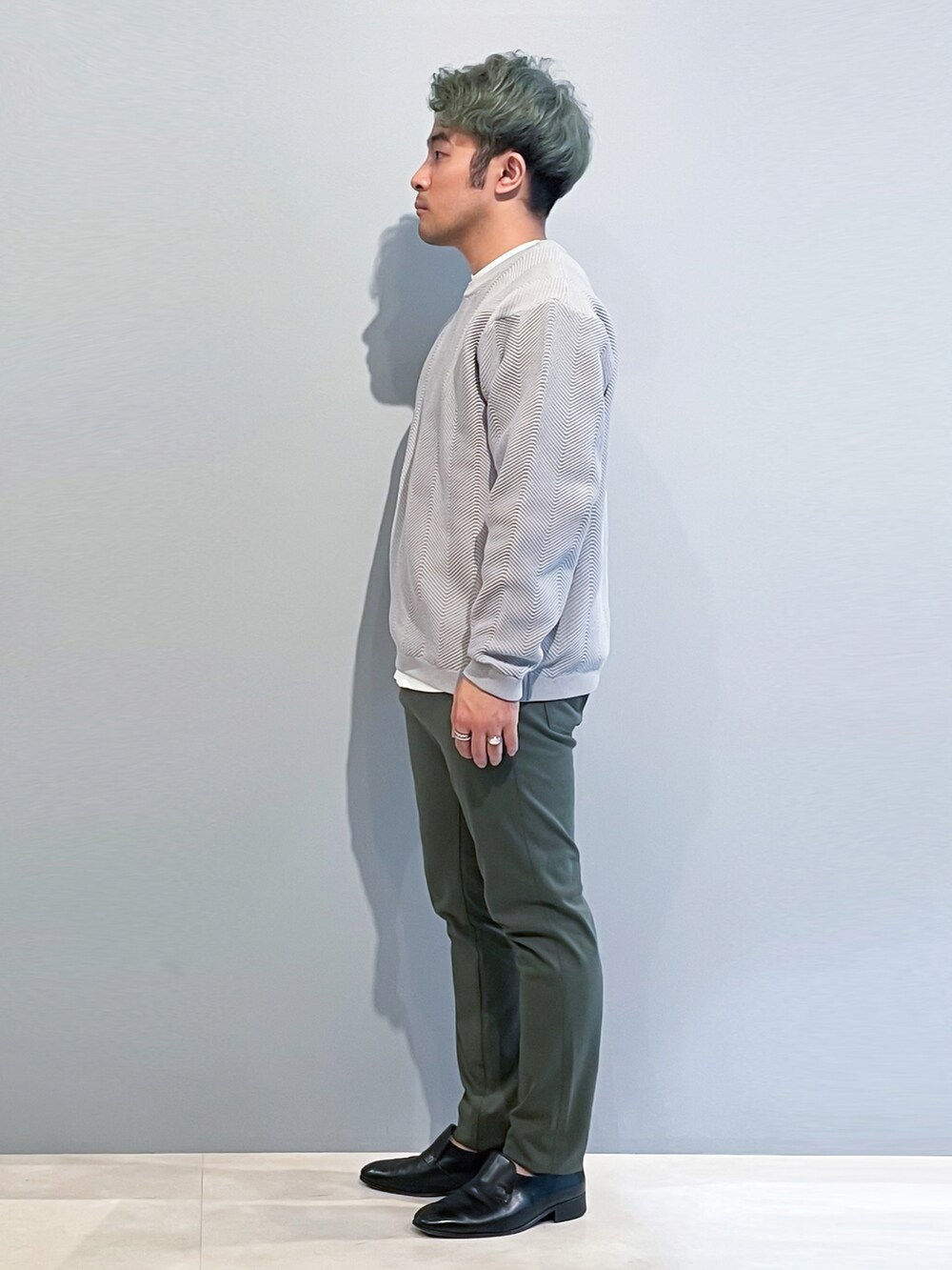 「秋服まるっと大公開、淡色コーデ、秋服、秋コーデ、きれいめカジュアル、ニット、グレー、カーキ、ローファー、おしゃれさんと繋がりたい、いいね、save、フォローお願いします🤑、THE SHOP TK」｜「THE SHOP TK の【ニット+ロンTセットアイテム】ヘリンボンアンサンブルプルオーバー（ニット/セーター、グレー系）」を使った、KAIさん（メンズ・163cm）の秋コーディネートの2枚目の写真