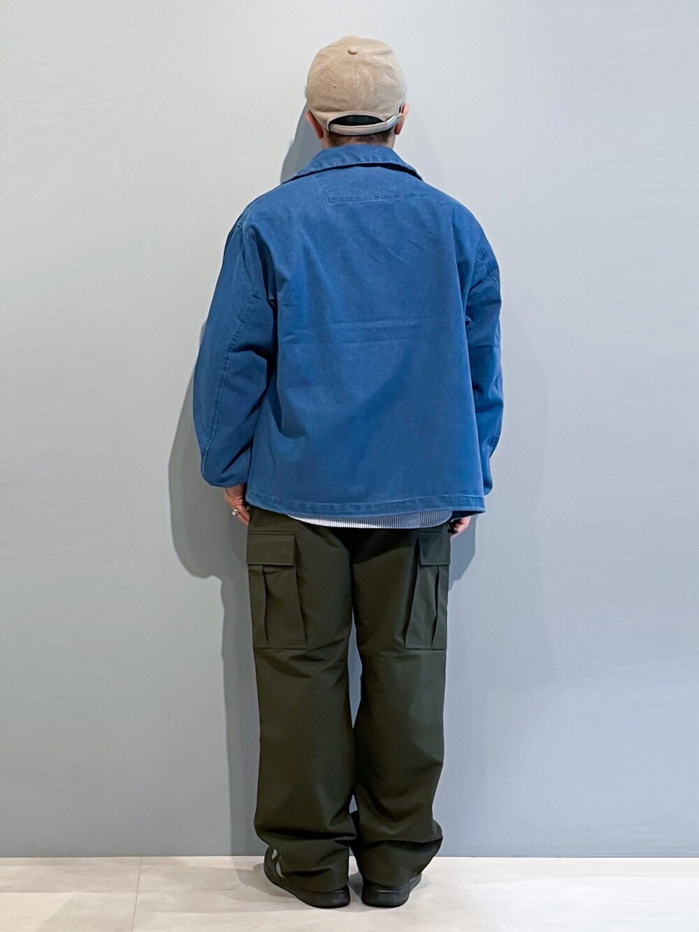 「秋服まるっと大公開、秋服コーデ、レイヤードスタイル、デニムジャケット、ストライプシャツ、ロンT、カーゴパンツ、キャップ、大人カジュアル、おしゃれさんと繋がりたい、いいね、save、フォローお願いします🤑、THE SHOP TK」|「THE SHOP TK のCAVEスタンドカラーデニムブルゾン(デニムジャケット、ブルー系)」を使った、KAIさん(メンズ・163cm)の秋コーディネートの3枚目の写真