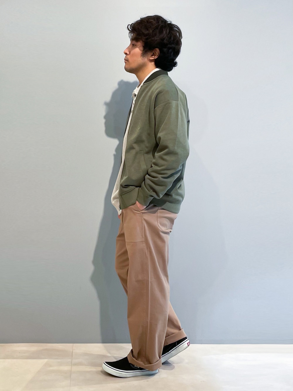 「春服デビュー宣言、春コーデ、メンズコーデ、アースカラー、スウェット、ベイカーパンツ、MA-1、カジュアル、おでかけ、おしゃれさんと繋がりたい、いいね、save、フォローお願いします🤑、THESHOPTK」｜「THE SHOP TK のダブルフェイスポンチニットリブMA-1（ブルゾン、グリーン系）」を使った、KAIさん（メンズ・163cm）の春コーディネートの2枚目の写真