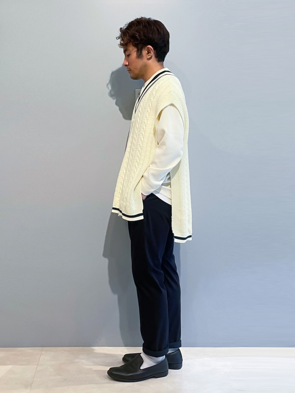 「ベスト、ニットベスト、チルデンニット、シンプルスタイル、きれいめカジュアル、休日コーデ、私の推しブランド、THESHOPTK、いいね、save、フォローお願いします🤑、おしゃれさんと繋がりたい」｜「THE SHOP TK の【ユニセックス対応】サイドオープンチルデンニットベスト（ニット/セーター、ホワイト系）」を使った、KAIさん（メンズ・163cm）の冬コーディネートの2枚目の写真