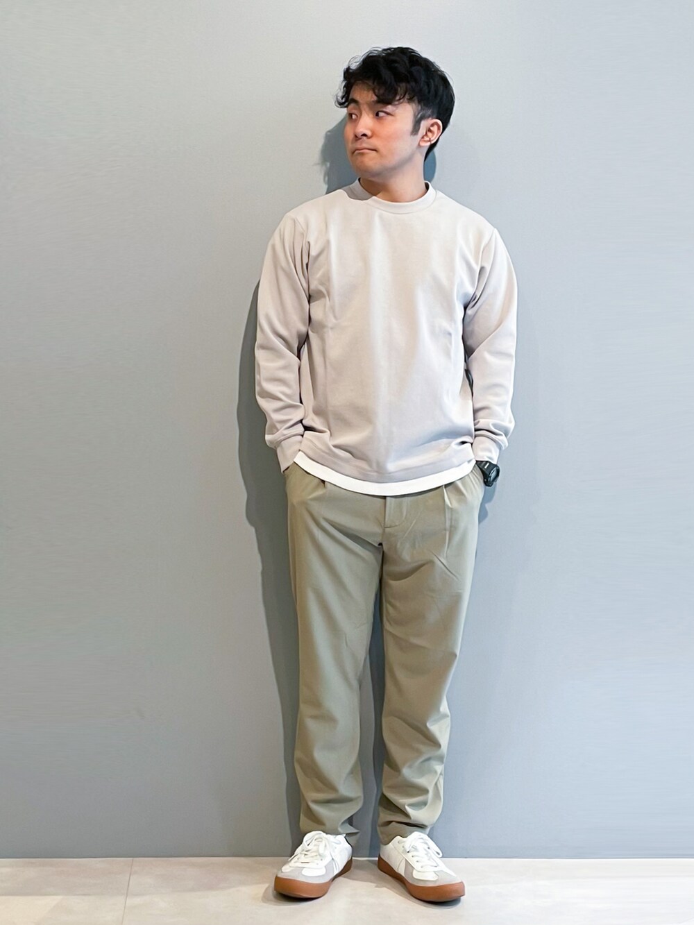 「ショップスタッフの好印象コーデ、春服みてみて、春コーデ、シンプルコーデ、セットアップ、ベージュ、ワントーンコーデ、スニーカー、スニーカーコーデ、お洒落さんとつながりたい、いいね、save、フォローお願いします🤑、THESHOPTK、いまどきジャケット写真」｜「THE SHOP TK の【ストレッチ/撥水/洗える】4WAYストレッチ2Bテーラードジャケット（テーラードジャケット、ベージュ系）」を使った、KAIさん（メンズ・163cm）の春コーディネートの3枚目の写真