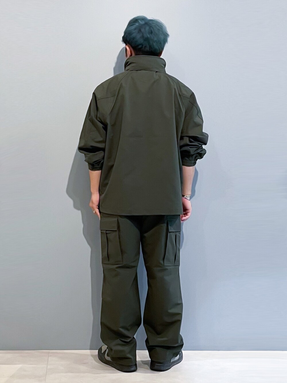 「秋服まるっと大公開、ミリタリー、カーゴパンツ、休日スタイル、セットアップ、秋コーデ、低身長コーデ、いいね、save、フォローお願いします🤑、お洒落さんとつながりたい、THE SHOP TK」｜「THE SHOP TK の【Begin 11月号掲載】【MOVE FREE MOVE MORE】M-65 MFMMツイルストレッチブルゾン（ブルゾン、グリーン系）」を使った、KAIさん（メンズ・163cm）の秋コーディネートの4枚目の写真
