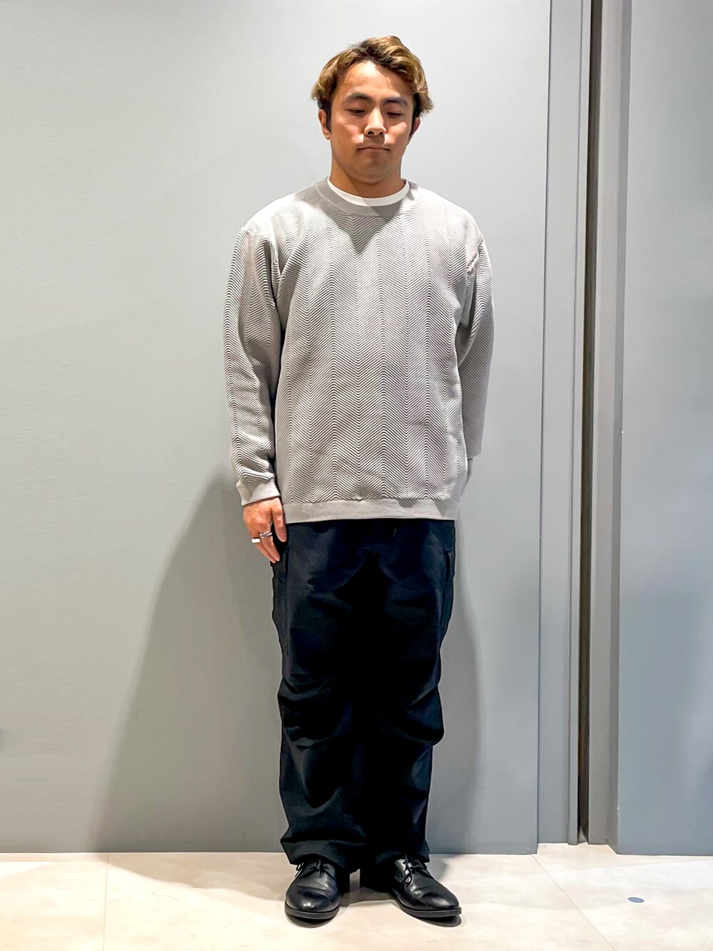 「冬コーデ、カジュアルコーデ、モード、モノトーン、ブラック、ビッグシルエット、コート、チェスターコート、ニット、カーゴパンツ、おしゃれさんと繋がりたい、いいね、save、フォローお願いします🤑、THE SHOP TK」｜「THE SHOP TK の【サステナブル素材使用】ウール混ラグランチェスターコート（チェスターコート、ブラック系）」を使った、KAIさん（メンズ・163cm）の冬コーディネートの2枚目の写真