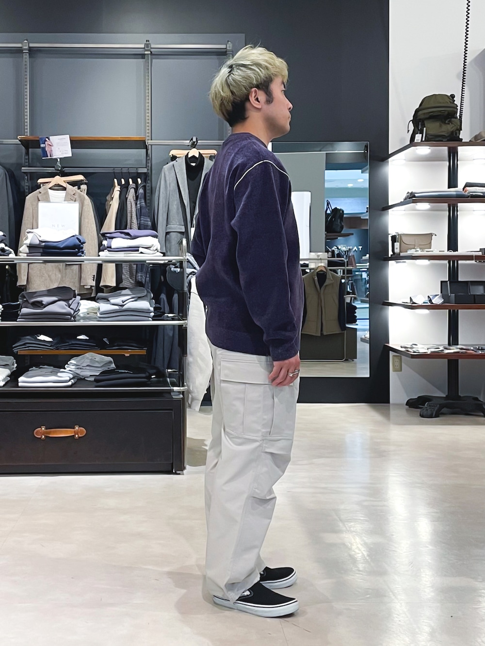 「ootd、今日のコーデ、秋冬コーデ、ビッグシルエット、カジュアル、ニット、パープル、カーゴパンツ、白パンツ、おしゃれさんと繋がりたい、お洒落さんとつながりたい、いいね、save、フォローお願いします🤑、THE SHOP TK」｜「THE SHOP TK のモールニット【近藤千尋さん × ジャンポケ太田さん着用】/ハグするニットシリーズ（ニット/セーター、パープル系）」を使った、KAIさん（メンズ・163cm）の秋コーディネートの2枚目の写真