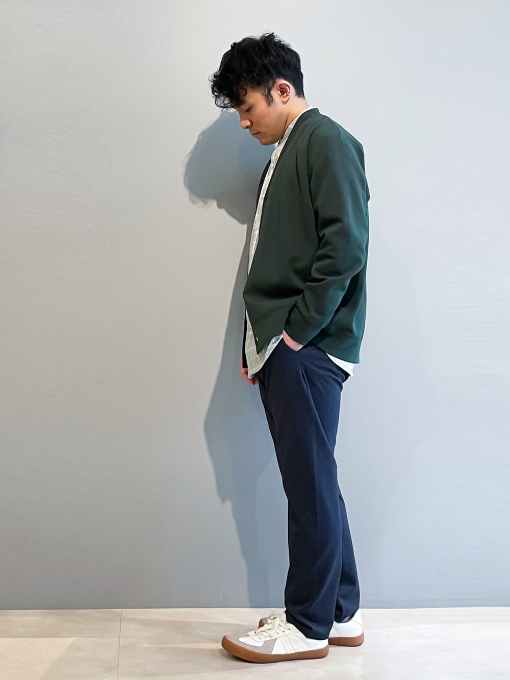 「大人カジュアル、はるコーデ、春コーデ、カーディガン、カジュアルコーデ、休日コーデ、ootd、おしゃれさんと繋がりたい、いいね、save、フォローお願いします🤑、THESHOPTK」｜「THE SHOP TK の【定番人気NO1！/ユニセックスアイテム】ダンボールVカーディガン（カーディガン/ボレロ、グリーン系）」を使った、KAIさん（メンズ・163cm）の春コーディネートの2枚目の写真
