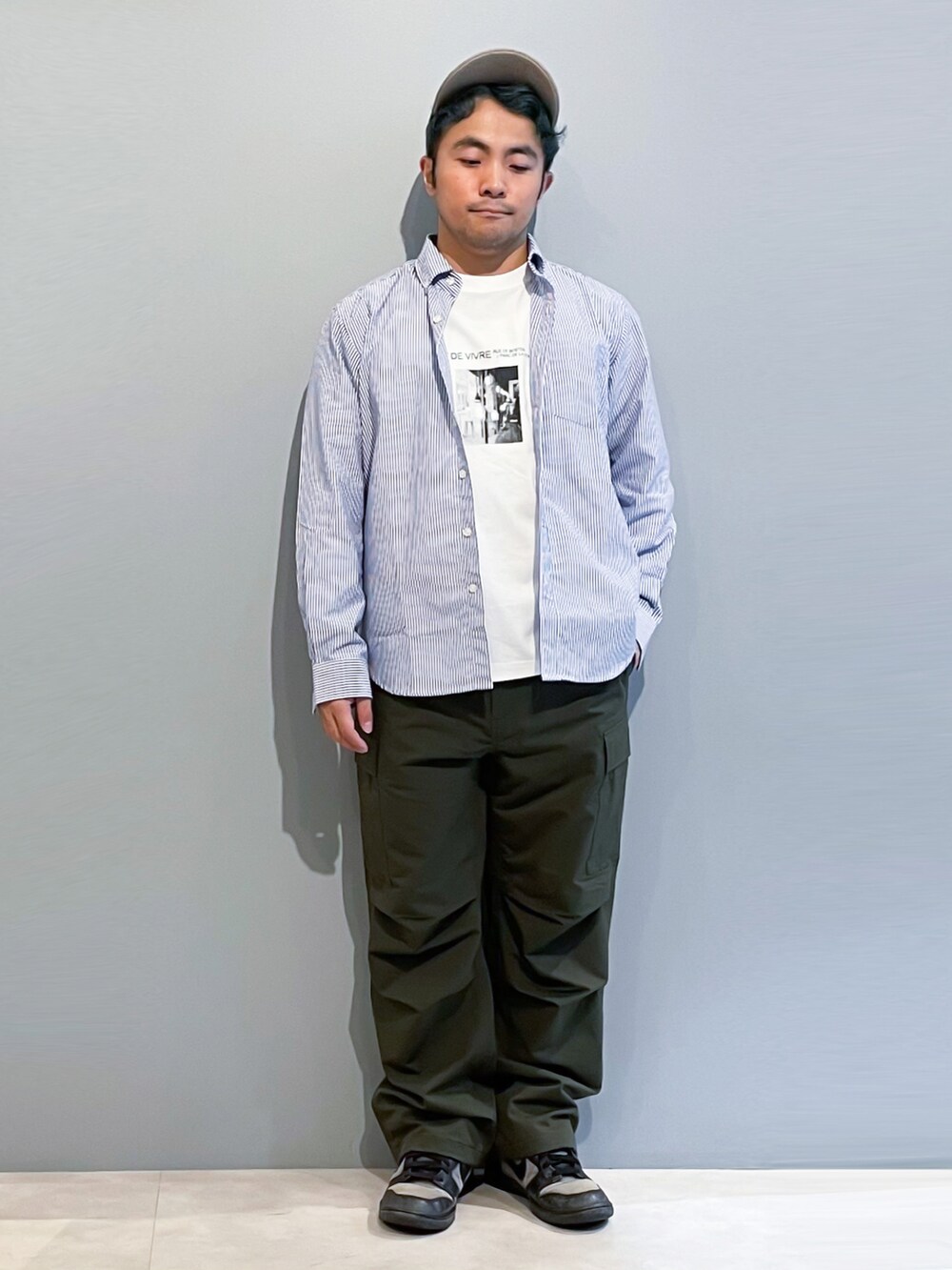 「秋服まるっと大公開、秋服コーデ、レイヤードスタイル、デニムジャケット、ストライプシャツ、ロンT、カーゴパンツ、キャップ、大人カジュアル、おしゃれさんと繋がりたい、いいね、save、フォローお願いします🤑、THE SHOP TK」|「THE SHOP TK のCAVEスタンドカラーデニムブルゾン(デニムジャケット、ブルー系)」を使った、KAIさん(メンズ・163cm)の秋コーディネートの4枚目の写真
