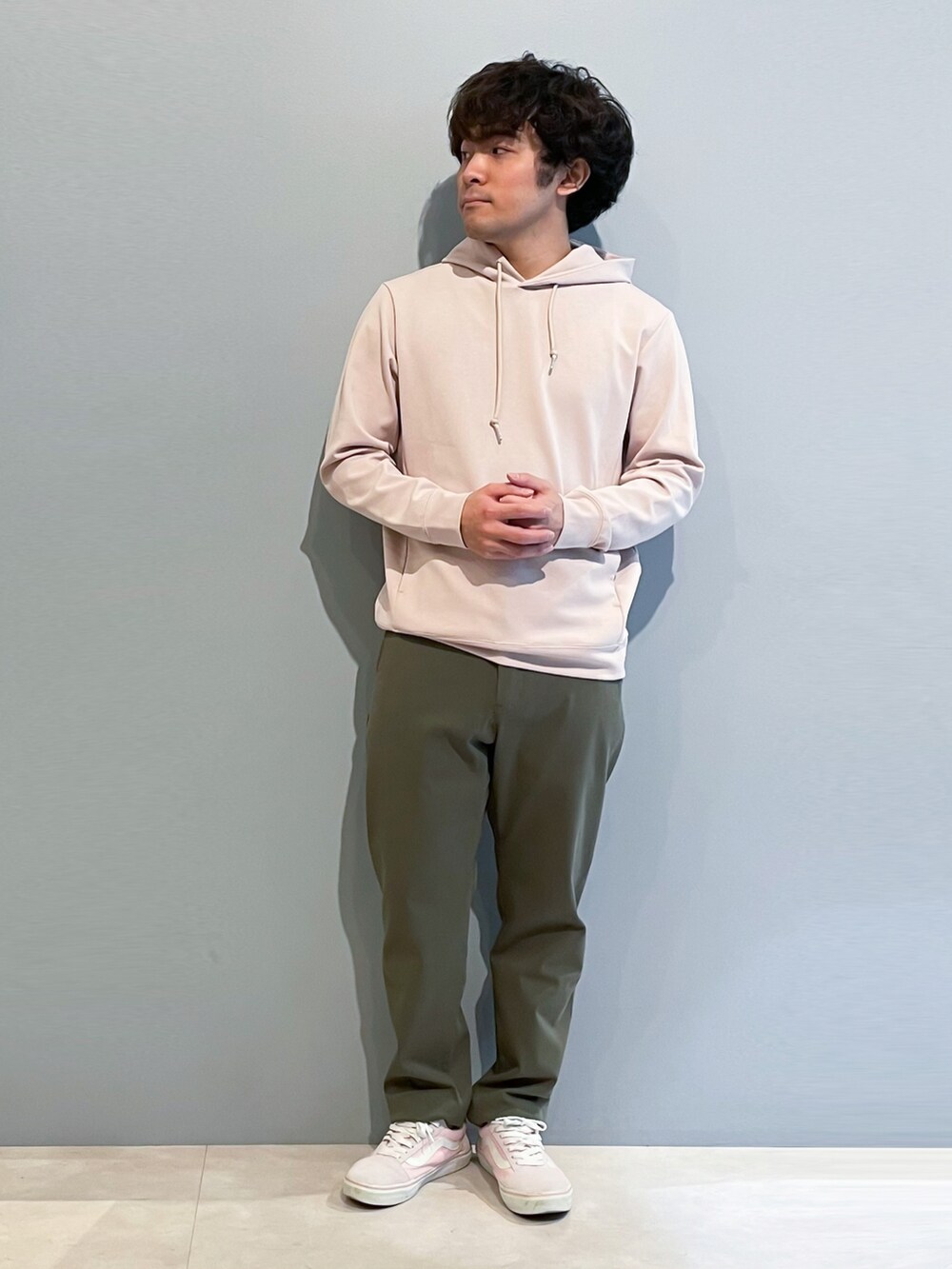 「カジュアル、休日スタイル、レイヤードスタイル、パーカー、スニーカーコーデ、低身長コーデ、スタジャン、おしゃれさんと繋がりたい、いいね、save、フォローお願いします🤑、THESHOPTK」|「THE SHOP TK のサテンスタジャン(ブルゾン、ブルー系)」を使った、KAIさん(メンズ・163cm)の冬コーディネートの2枚目の写真