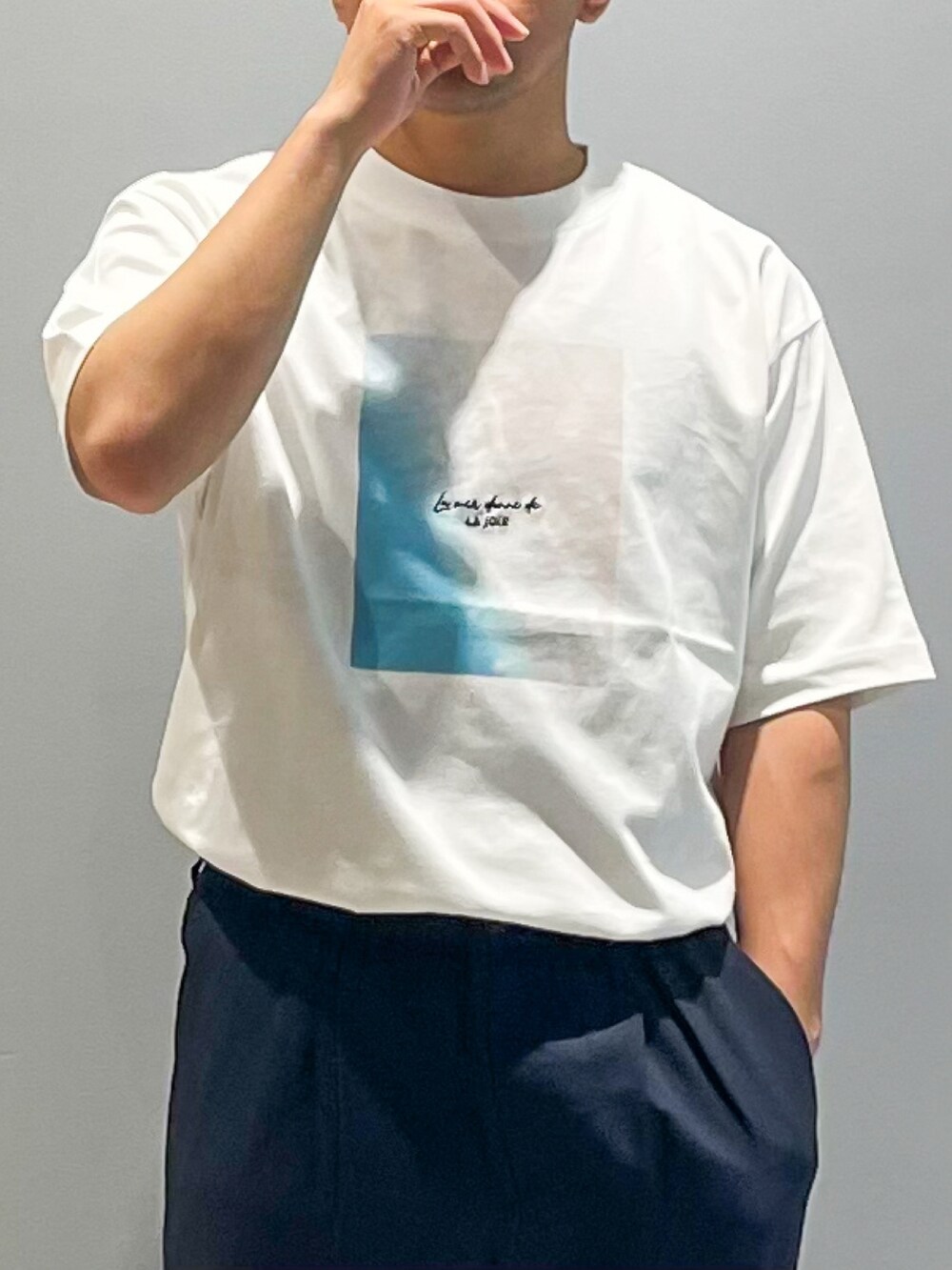 「セットアップ、プリントT、サンダル、きれいめカジュアル、夏コーデ、低身長コーデ、低身長男子、THE SHOP TK」｜「THE SHOP TK の【サスティナブル素材】FRESH NATUREデザイン刺繍Tシャツ プリント（Tシャツ/カットソー、ホワイト系）」を使った、KAIさん（メンズ・163cm）の春コーディネートの5枚目の写真