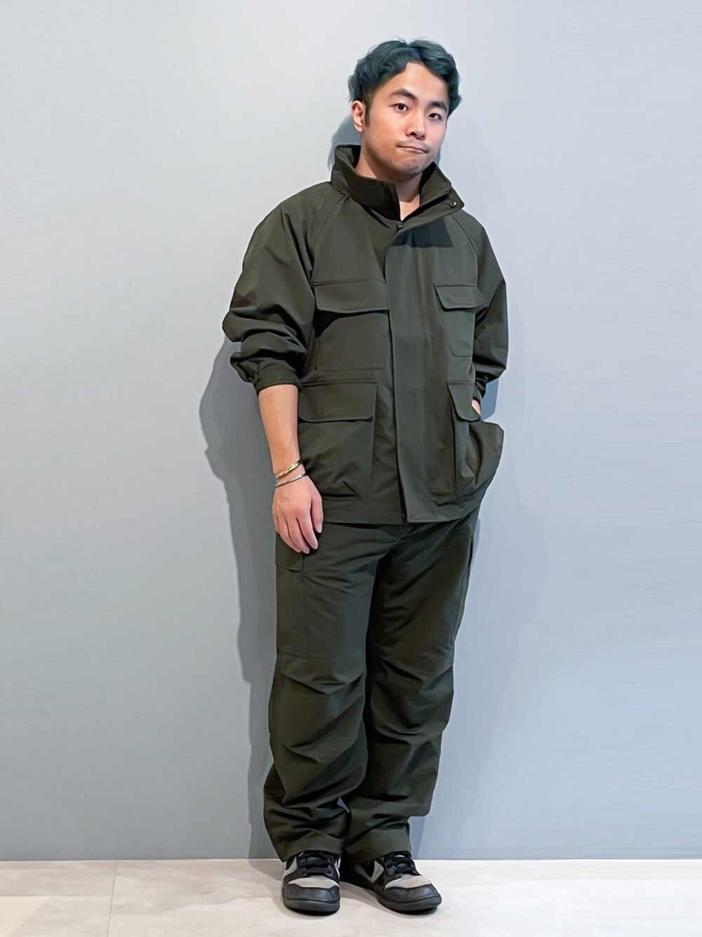 「秋服まるっと大公開、ミリタリー、カーゴパンツ、休日スタイル、セットアップ、秋コーデ、低身長コーデ、いいね、save、フォローお願いします🤑、お洒落さんとつながりたい、THE SHOP TK」｜「THE SHOP TK の【Begin 11月号掲載】【MOVE FREE MOVE MORE】M-65 MFMMツイルストレッチブルゾン（ブルゾン、グリーン系）」を使った、KAIさん（メンズ・163cm）の秋コーディネートの2枚目の写真