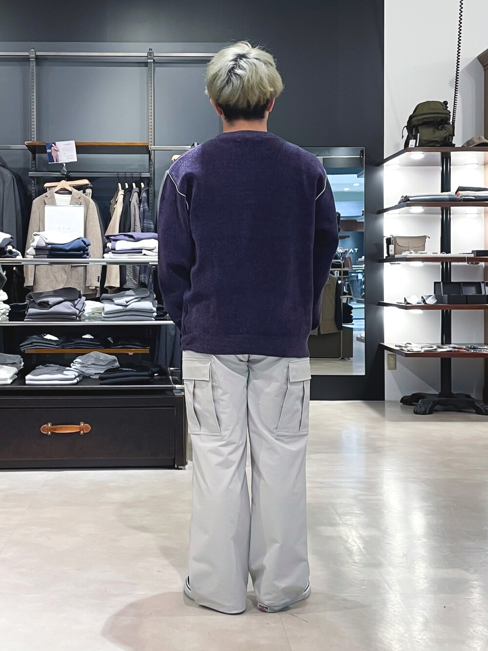 「ootd、今日のコーデ、秋冬コーデ、ビッグシルエット、カジュアル、ニット、パープル、カーゴパンツ、白パンツ、おしゃれさんと繋がりたい、お洒落さんとつながりたい、いいね、save、フォローお願いします🤑、THE SHOP TK」｜「THE SHOP TK のモールニット【近藤千尋さん × ジャンポケ太田さん着用】/ハグするニットシリーズ（ニット/セーター、パープル系）」を使った、KAIさん（メンズ・163cm）の秋コーディネートの3枚目の写真