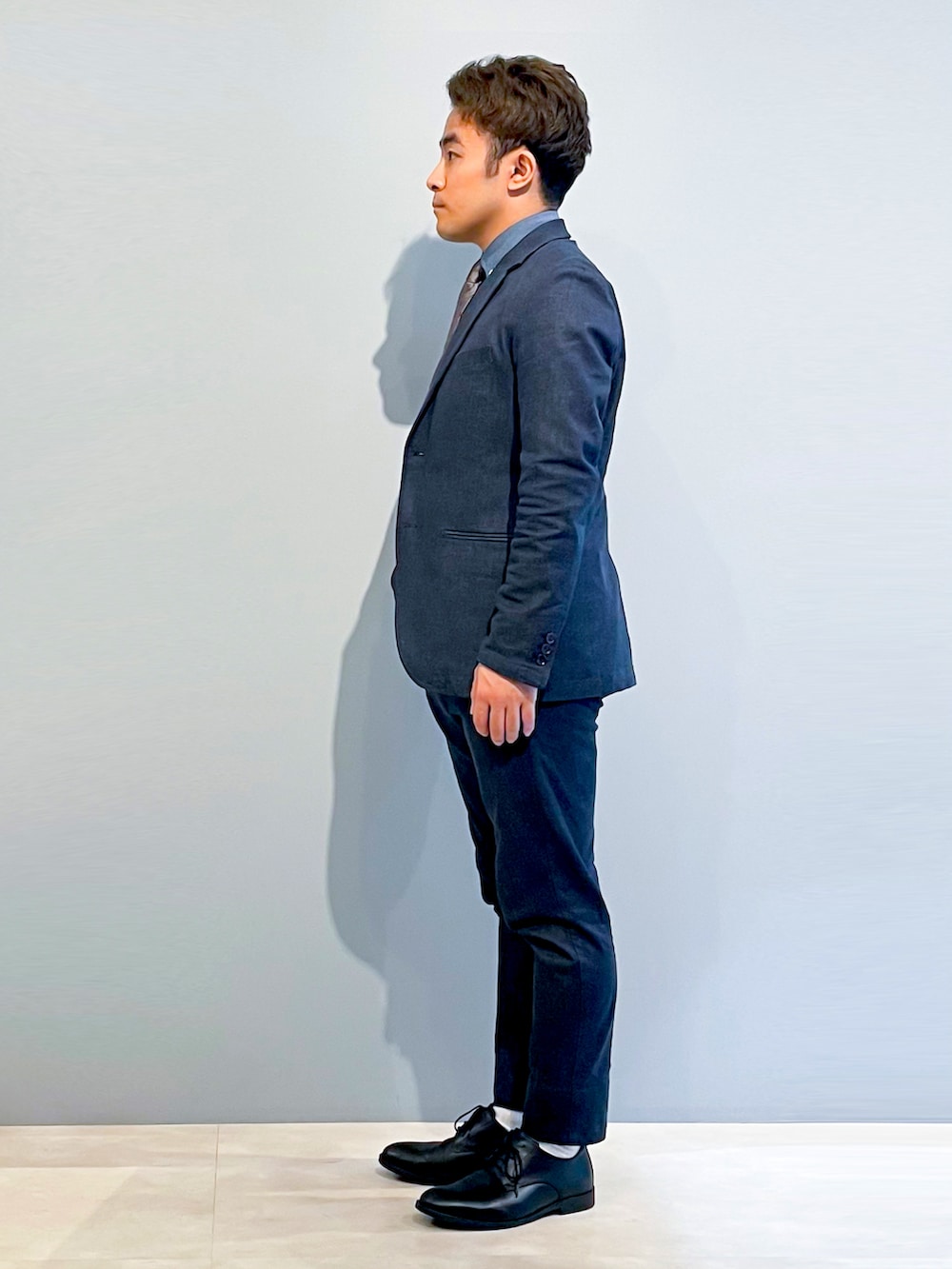 KAIさんの「【セットアップ対応可/色落ちしにくい】ストレッチデニムジャケット(THE SHOP TK )」を使ったコーディネートの2枚目の写真